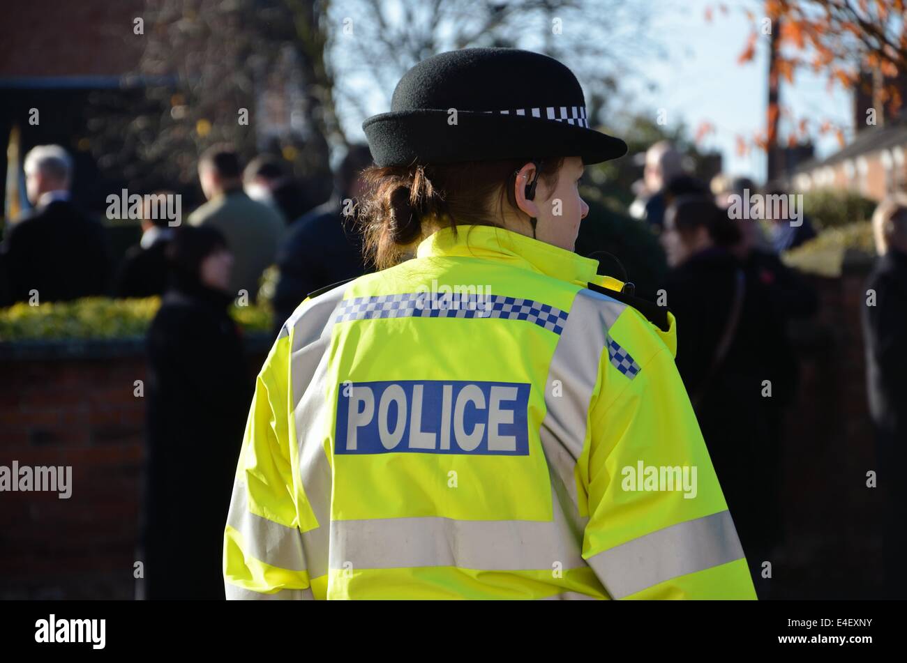 UK Policewoman wearing high viz jacket Banque D'Images