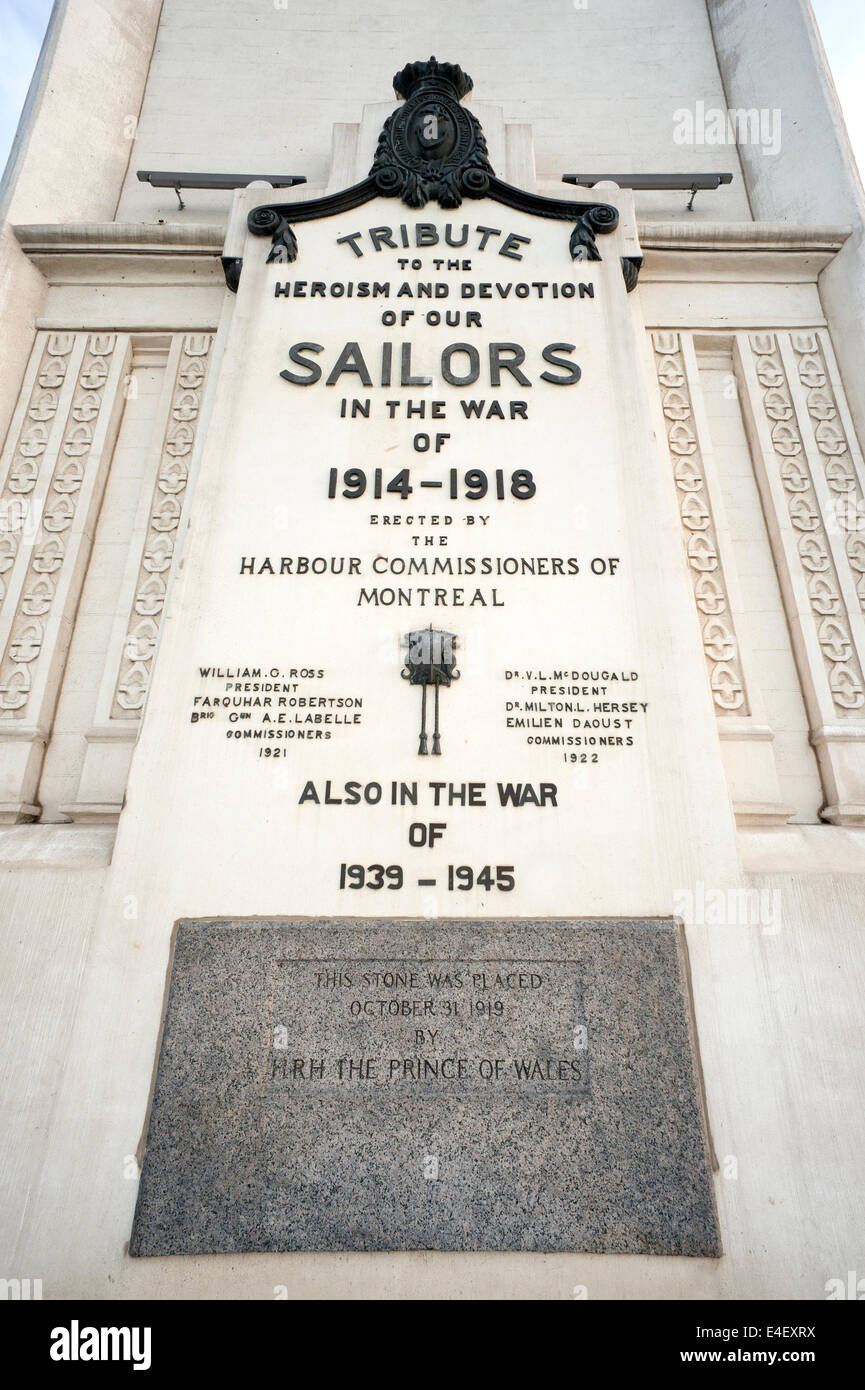 Plaque commémorant les marins canadiens qui sont morts dans les deux guerres mondiales. Elle est apposée à la Tour de l'horloge dans le Vieux-Port de Montréal Banque D'Images