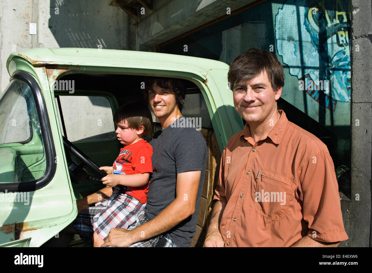 Tout-petit père et grand-père avec un camion à la Zoo de Louisville au Kentucky Banque D'Images