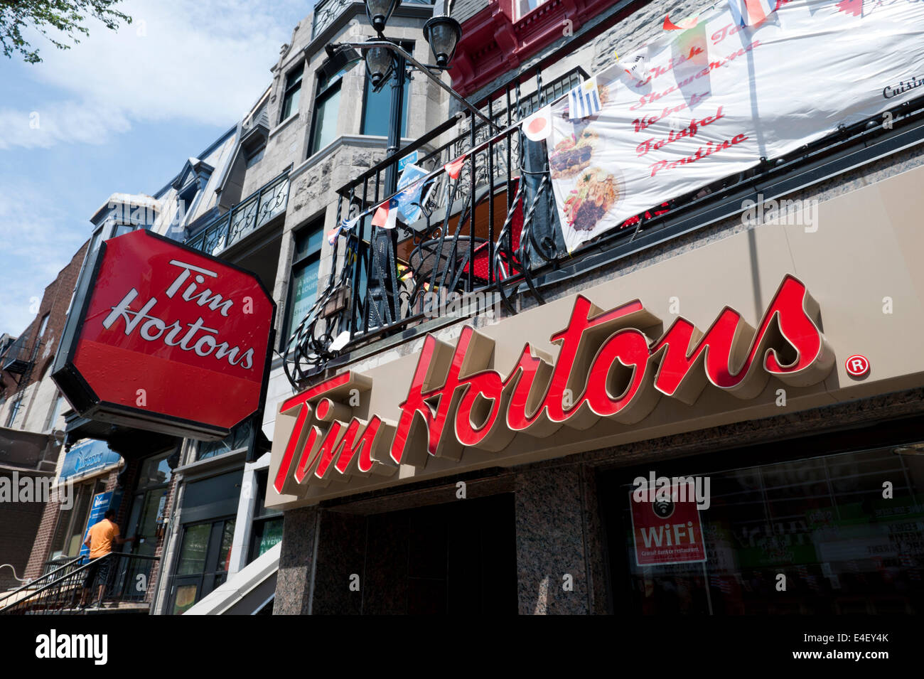 Le restaurant Tim Hortons sur la rue St-Denis, Montréal, province de Québec, Canada. Banque D'Images