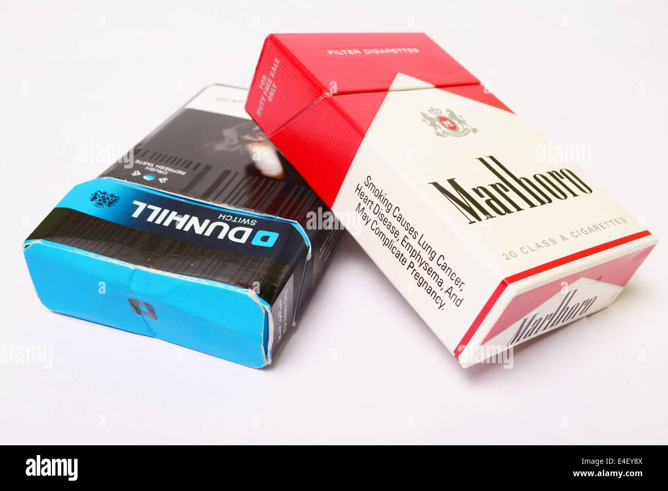 Paquets de cigarettes Dunhill Marlboro et Banque D'Images