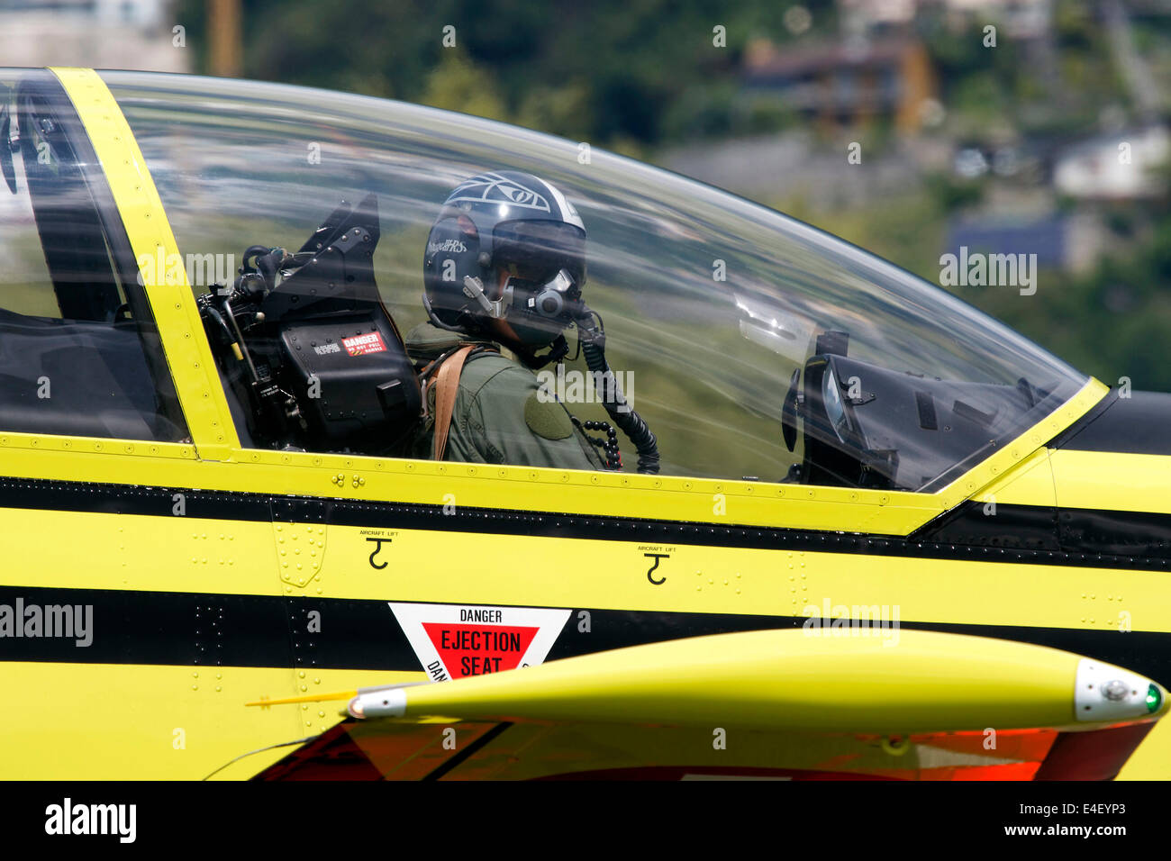 Pilote dans le cockpit d'un Pilatus PC-9 de la Force aérienne suisse, Locarno, Suisse. Banque D'Images