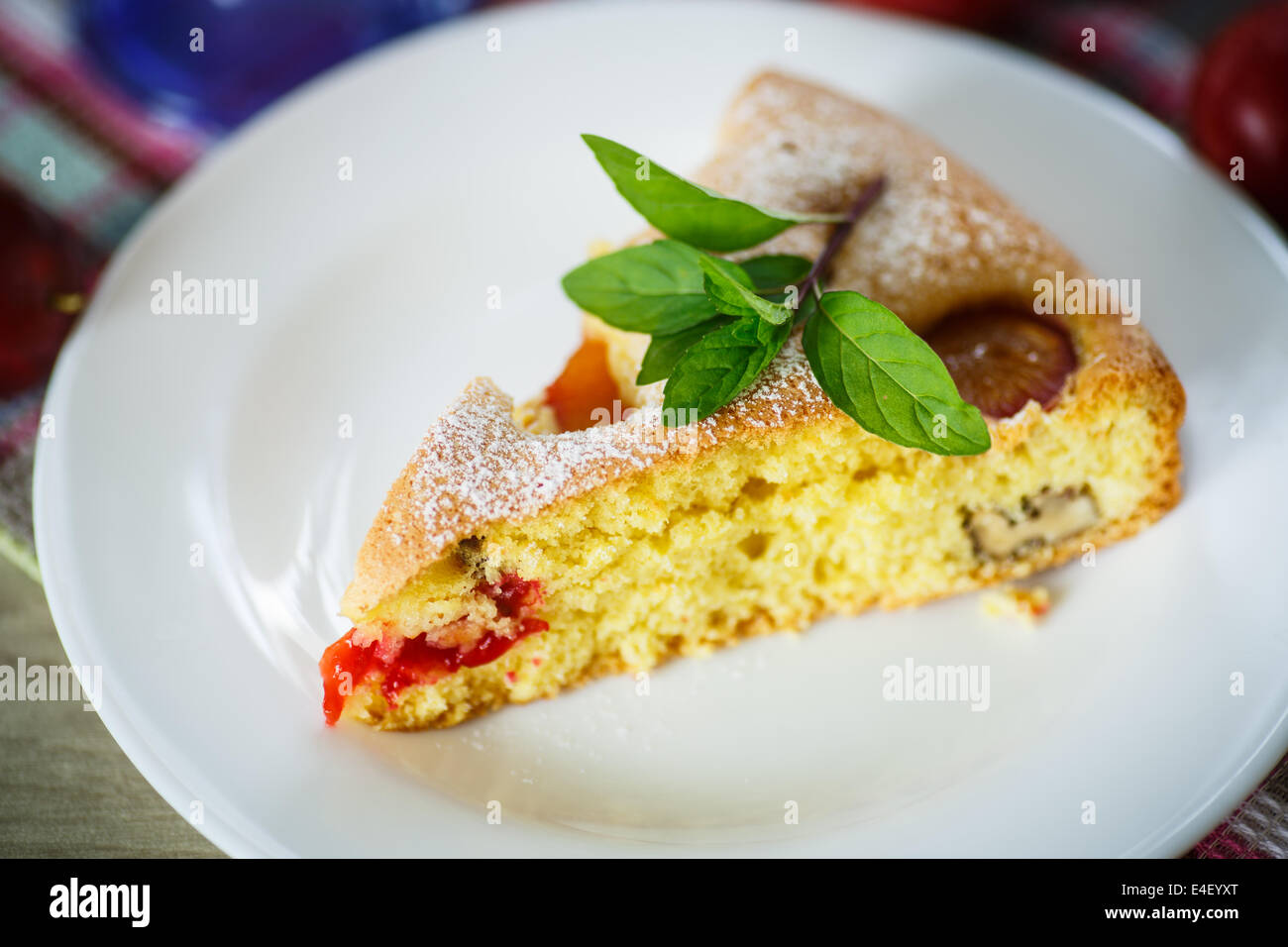 Biscuit gâteau avec les prunes et noix cerise Banque D'Images