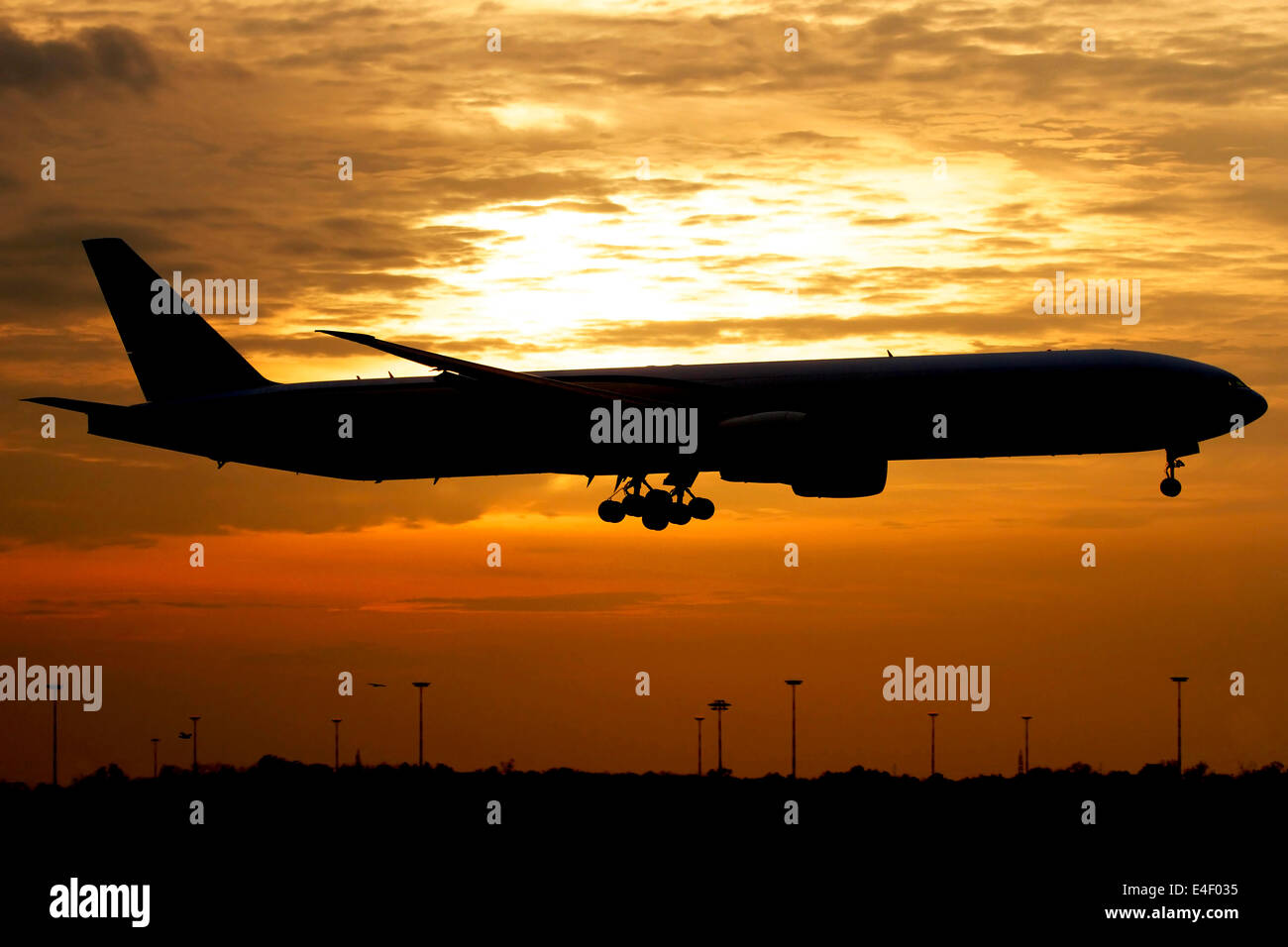 Silhouette d'un Pakistan International Airlines Boeing 777, l'aéroport de Milano Malpensa, Italie. Banque D'Images