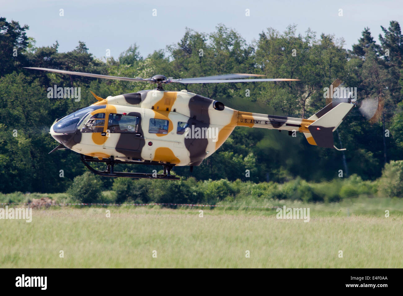 Eurocopter UH-72A Lakota de l'armée américaine l'Europe dans un schéma de peinture de camouflage de l'agresseur de fantaisie, Berlin, Allemagne. Banque D'Images