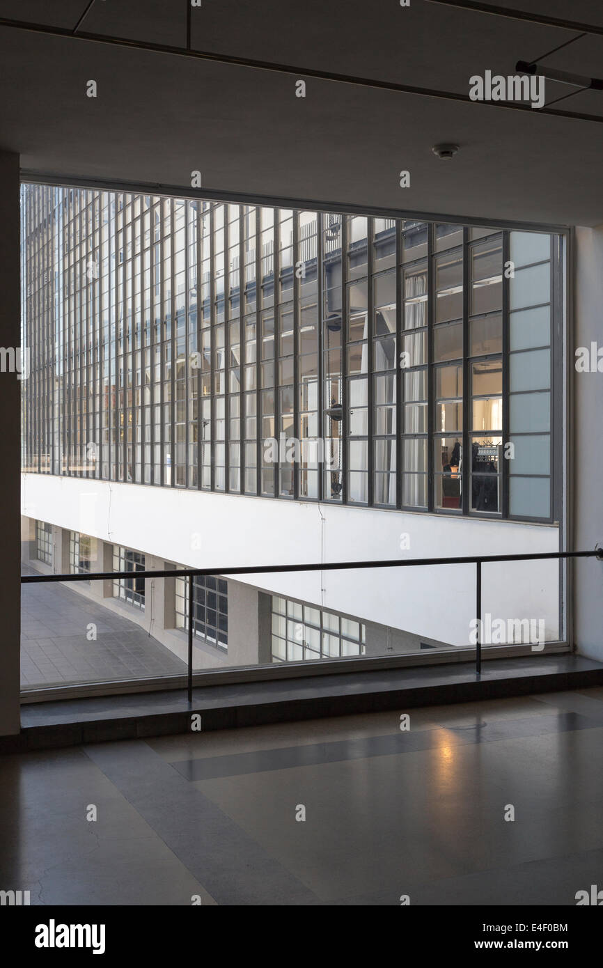 Impressions de l'intérieur le Staatliches Bauhaus, ancienne demeure de l'école de design qui a fondé le modernisme, à Dessau, Allemagne. Banque D'Images