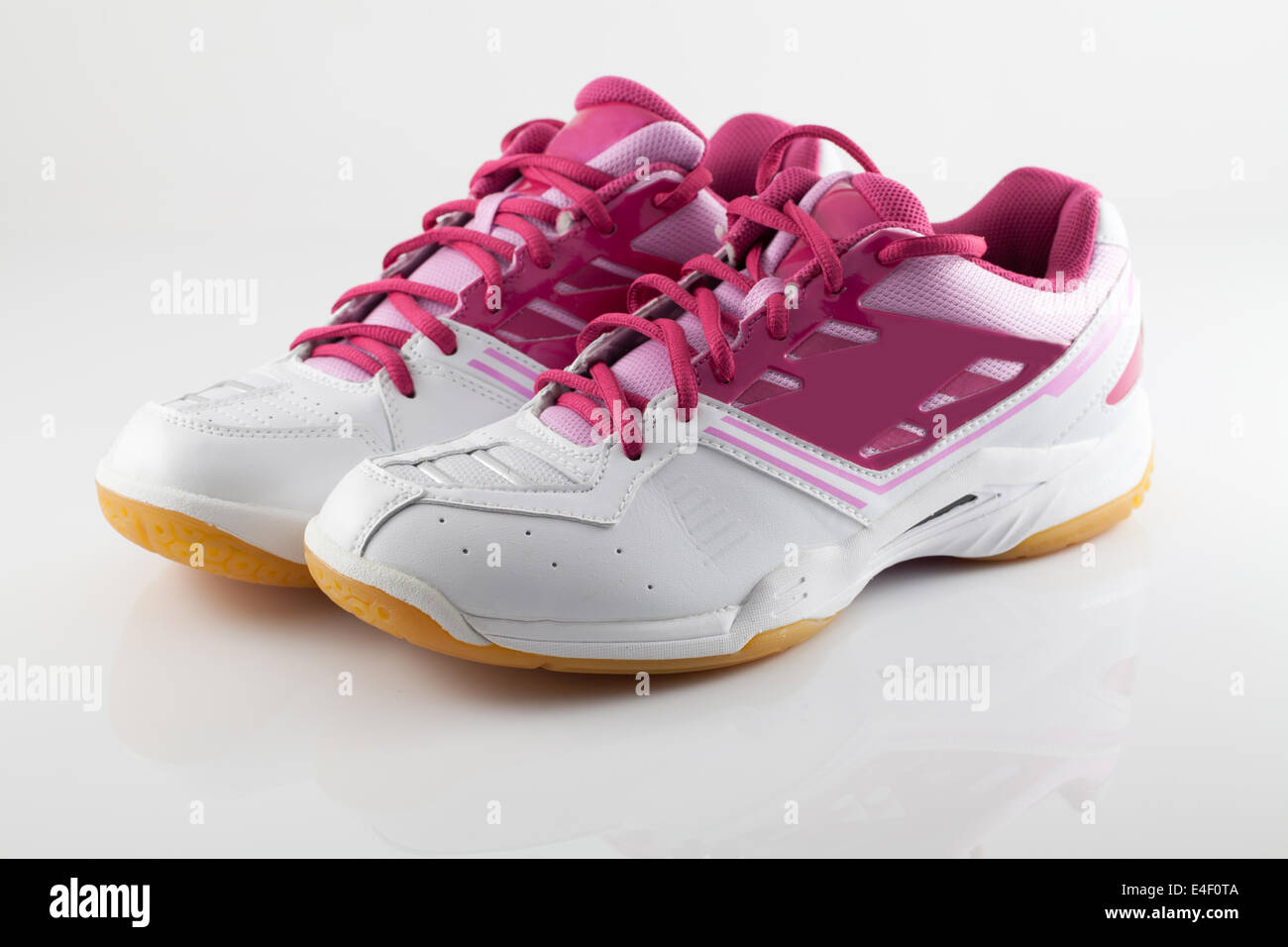 Chaussures de badminton sur couleur rose isoler Banque D'Images