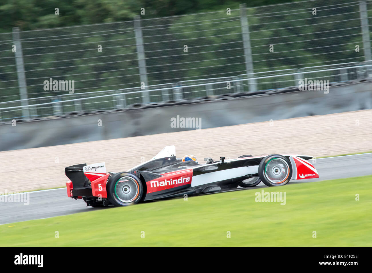 Donington Park, Royaume-Uni. 09 juillet, 2014. Formule E test. Karun Chandhok disques de Mahindra Racing à Formule E test à Donington Park. Credit : Gergo Toth/Alamy Live News Banque D'Images
