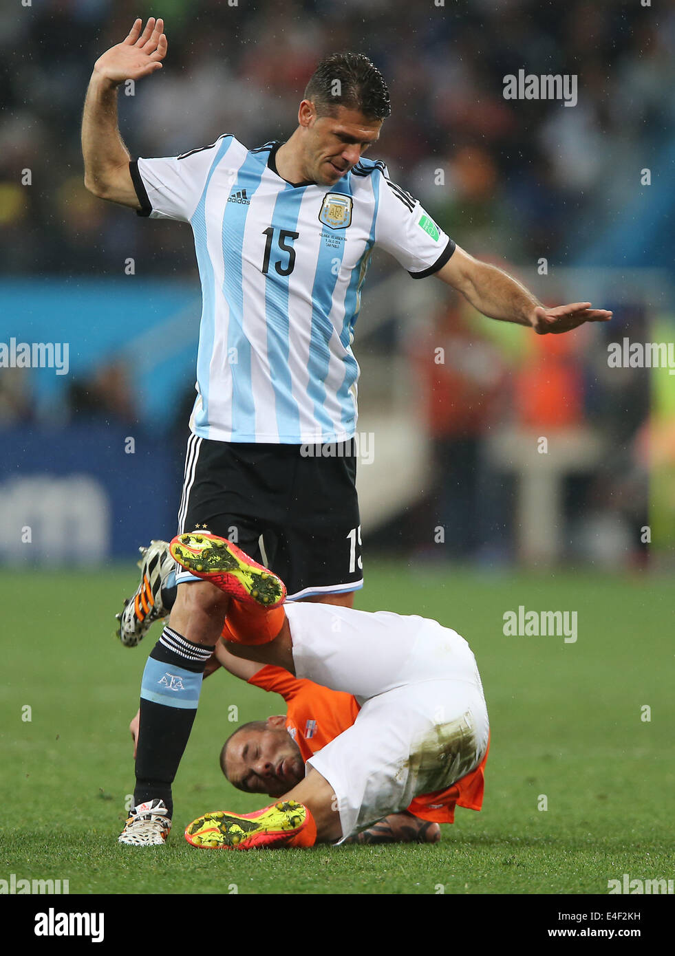 Sao Paulo, Brésil. 09 juillet 2014. Wesley Sneijder l'Argentine tombe vers le bas lors d'un match de demi-finale entre les Pays-Bas et l'Argentine de la Coupe du Monde FIFA 2014 à l'Aréna de Sao Paulo Stadium à Sao Paulo, Brésil, le 9 juillet 2014. Credit : Xu Zijian/Xinhua/Alamy Live News Banque D'Images