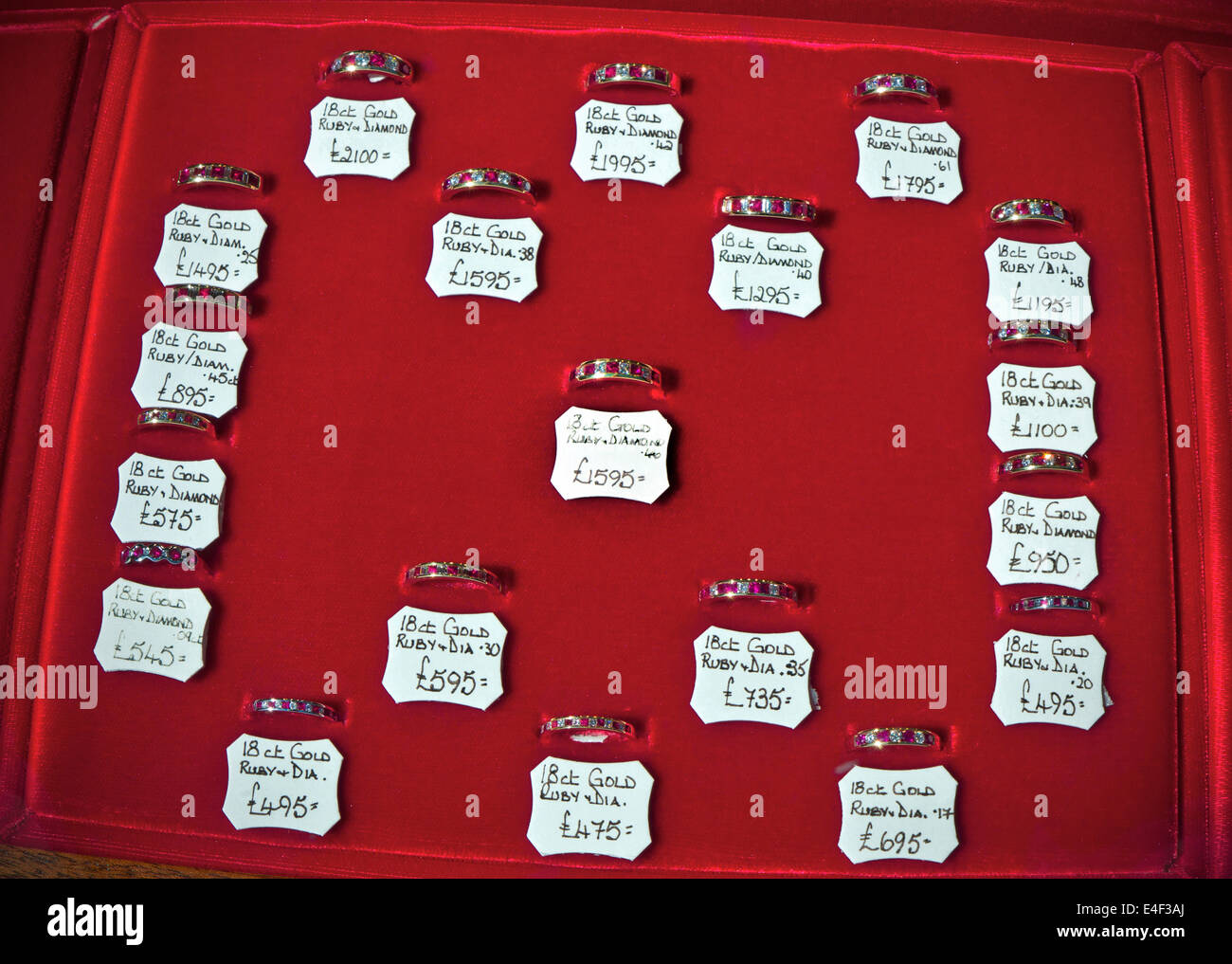 L'Éternité et bagues sur l'affichage en bijouterie, fenêtre avec le prix des billets en livres sterling Banque D'Images