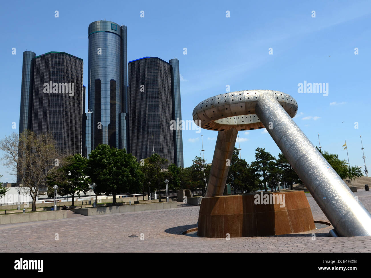 DETROIT, MI - Juillet 6 : La Renaissance Center, montré ici derrière dans le quartier de la Plaza Hart Le 6 juillet 2014, maisons du monde Banque D'Images