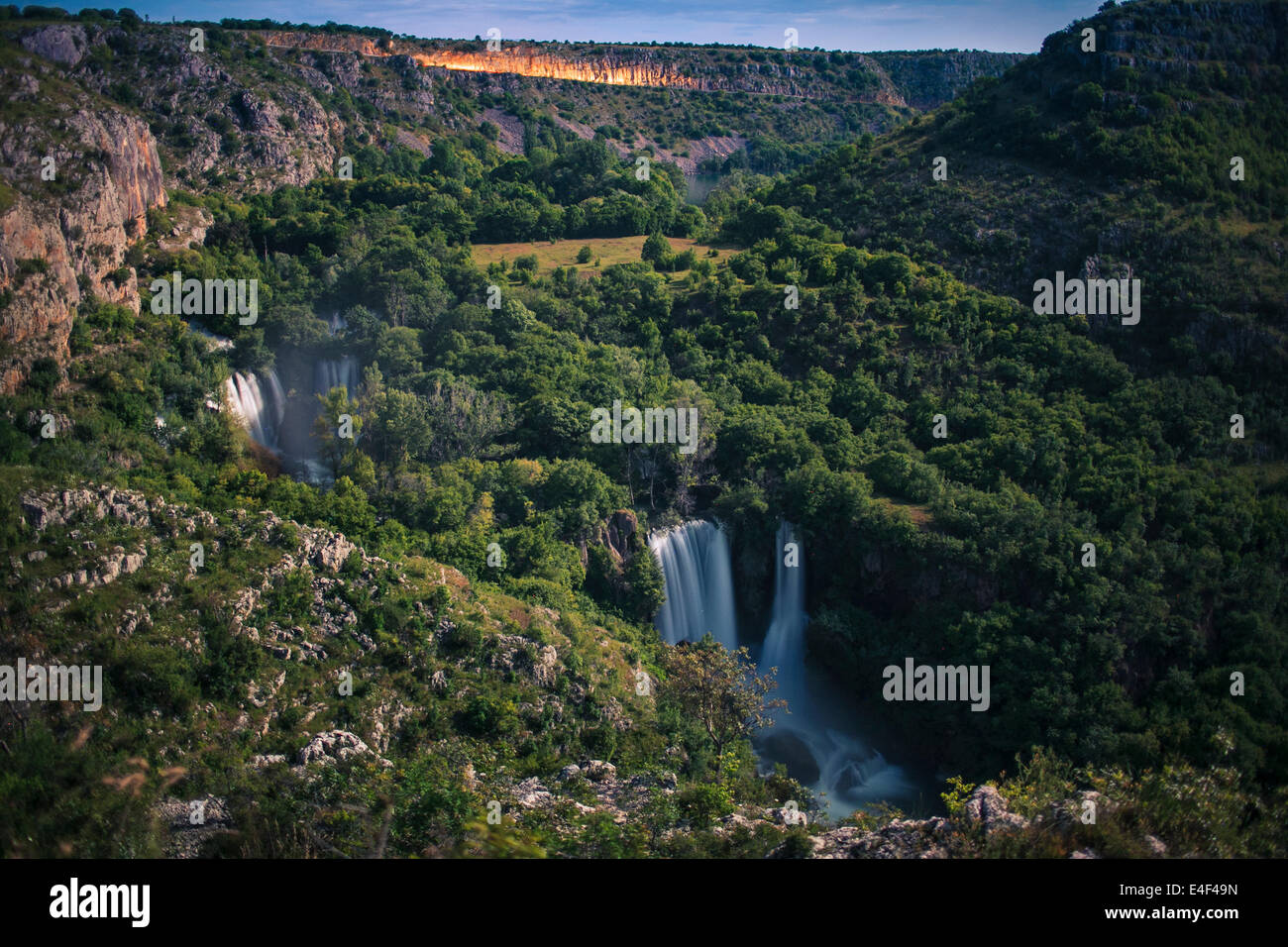 Bois avec Manojlovac cascade, Parc National de Krka, Croatie Banque D'Images