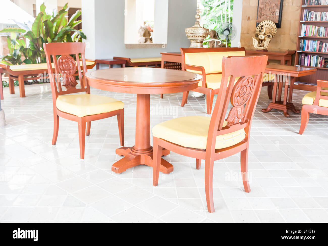 Style Oriental salon air ouverte avec des chaises en bois Banque D'Images