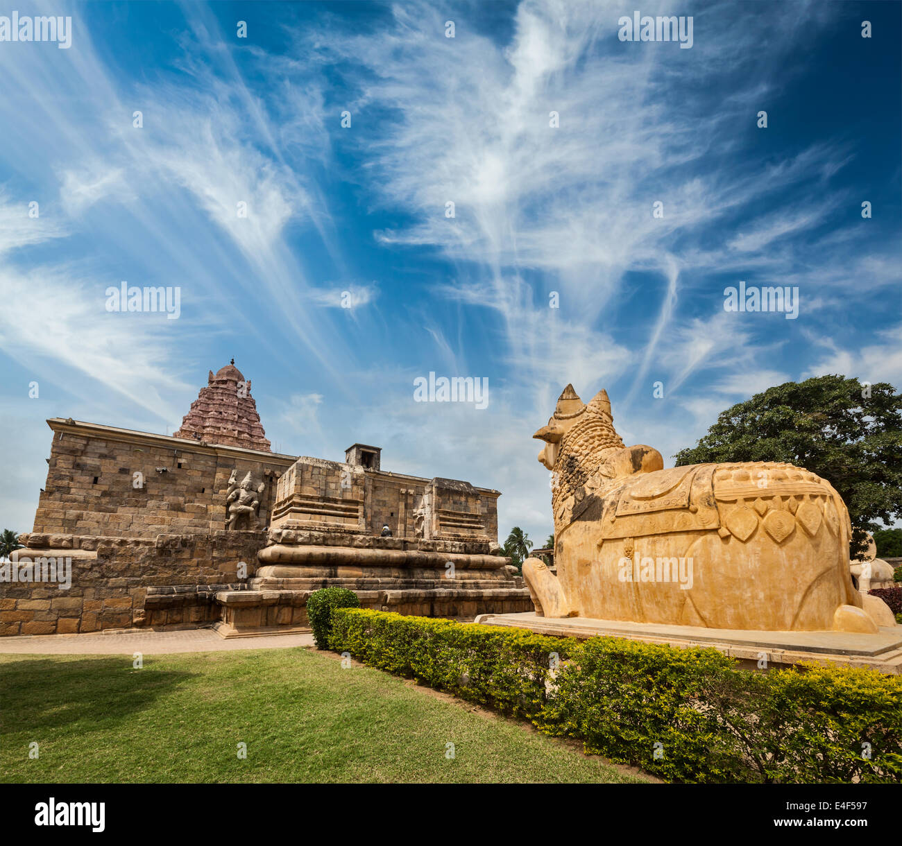 Temple Hindou Gangai Konda Cholapuram avec statue géante du taureau Nandi. Tamil Nadu, Inde Banque D'Images