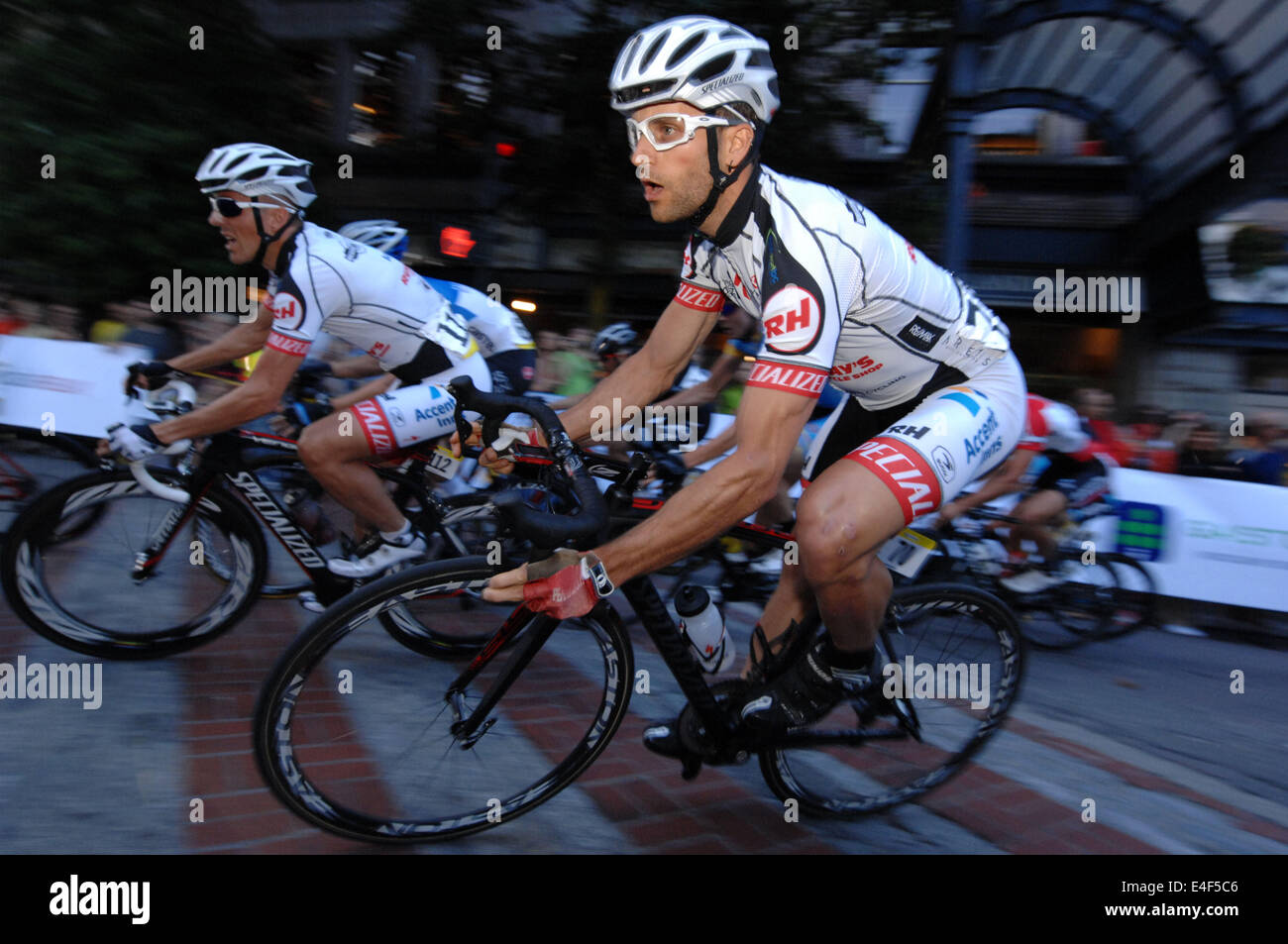 Vancouver, Canada. 09 juillet 2014. La concurrence dans l'investiture 2014 Gastown Grand Prix cycliste international le 9 juillet 2014 à Vancouver, Canada. Crédit : Sergei Bachlakov/Xinhua/Alamy Live News Banque D'Images