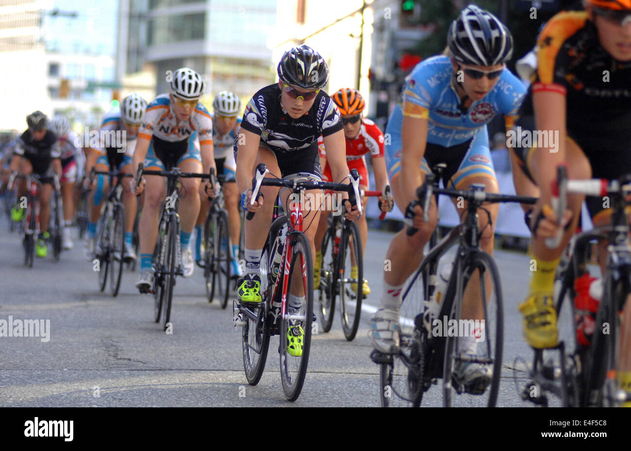 Vancouver, Canada. 09 juillet 2014. La concurrence dans l'investiture 2014 Gastown Grand Prix cycliste international le 9 juillet 2014 à Vancouver, Canada. Crédit : Sergei Bachlakov/Xinhua/Alamy Live News Banque D'Images