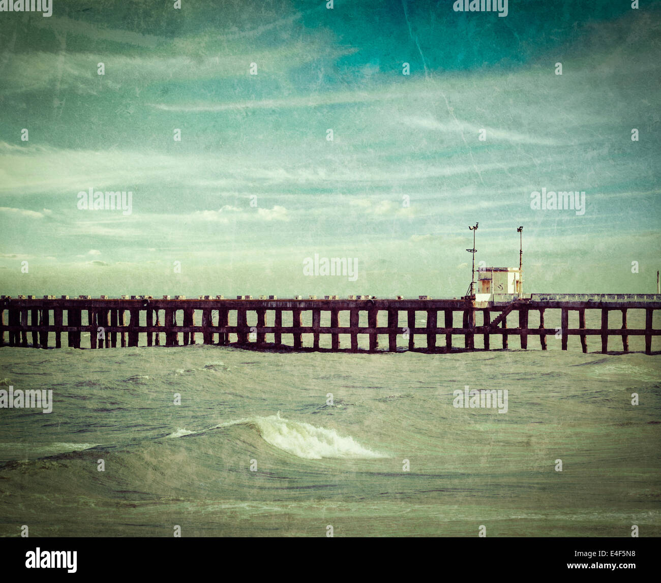 Retro Vintage style hipster image de voyage en ocean pier avec superposition de texture grunge Banque D'Images