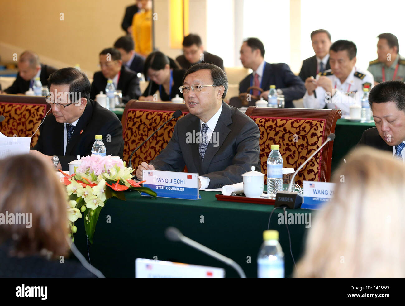 Beijing, Chine. 10 juillet, 2014. Le Conseiller d'Etat chinois Yang Jiechi (C) prend la parole lors du dialouge stratégique de la sixième série de la Chine et les États-Unis Le dialogue stratégique et économique (S&ED) à Beijing, capitale de Chine, le 10 juillet 2014. Credit : Pang Xinglei/Xinhua/Alamy Live News Banque D'Images