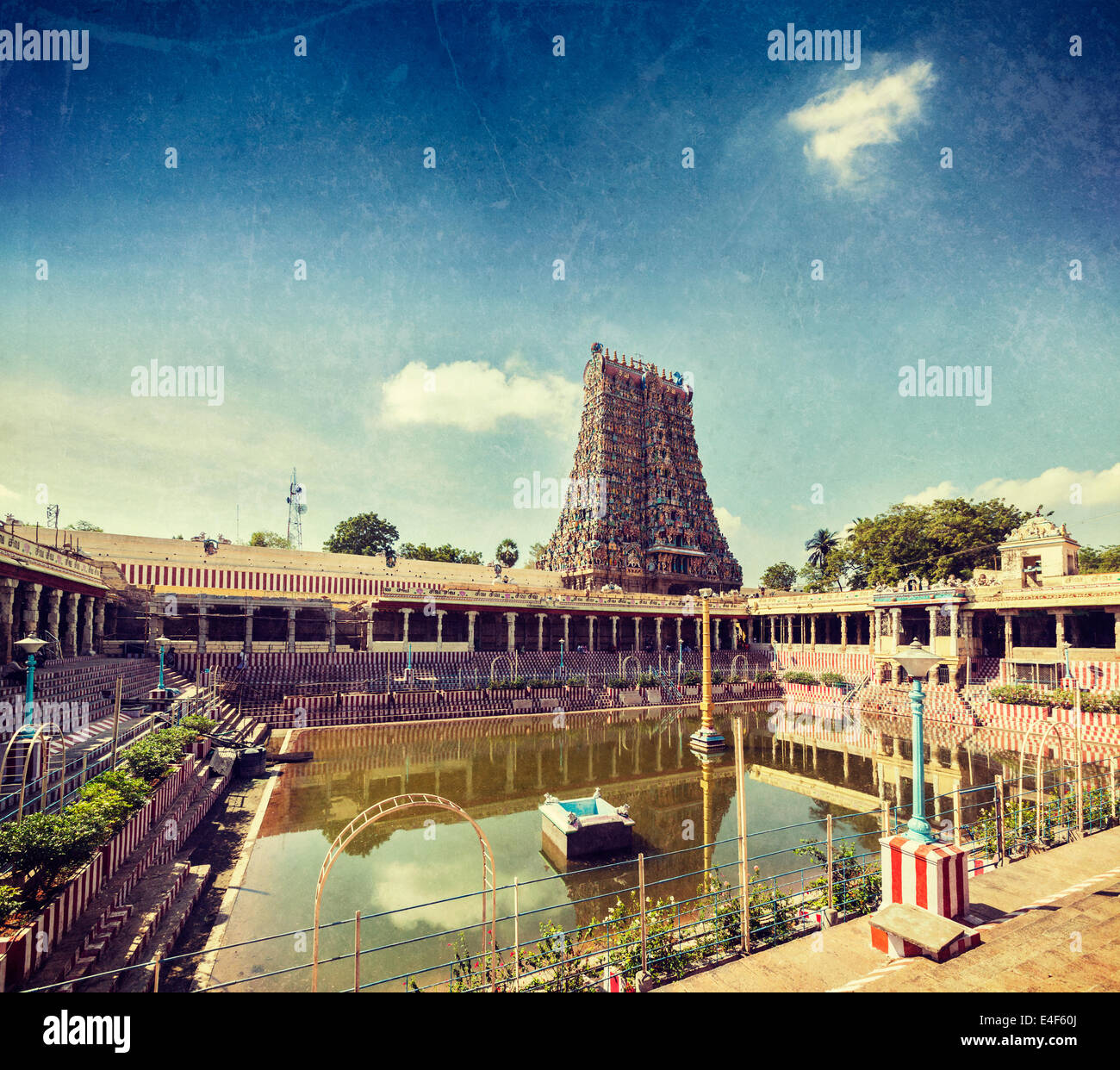 Retro Vintage style hipster image Voyage de Sri Meenakshi Temple réservoir d'eau, Madurai, Tamil Nadu, Inde avec texture grunge Banque D'Images