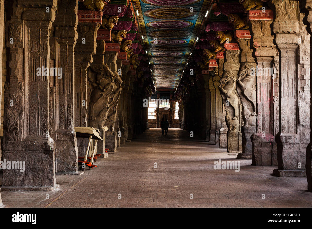 Passage au Sri Meenakshi Temple, Madurai, Tamil Nadu, Inde Banque D'Images