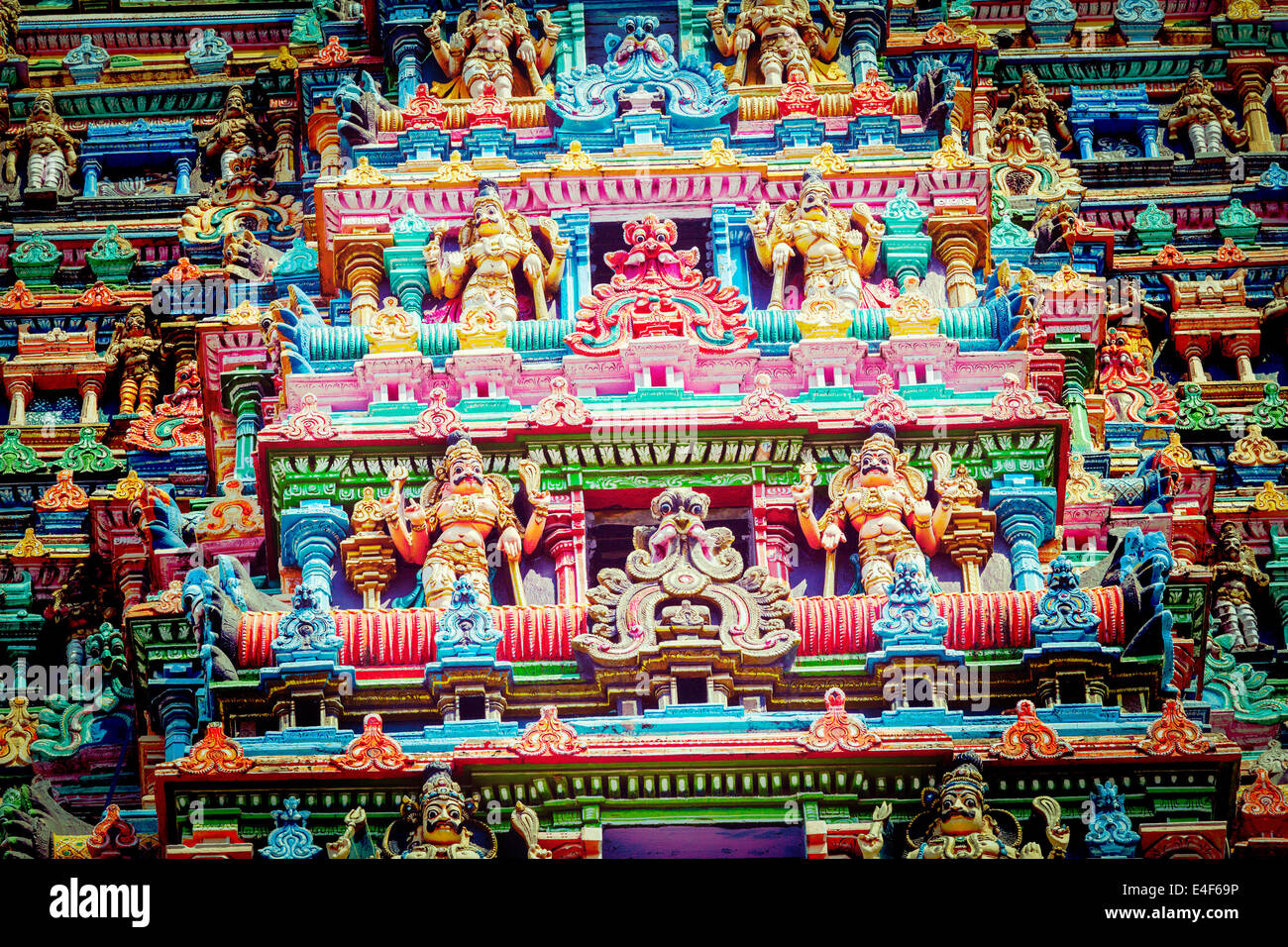 Retro Vintage style hipster image Voyage de sculptures sur le temple hindou (gopura) tour. Temple Meenakshi, Madurai, Tamil Nadu Banque D'Images