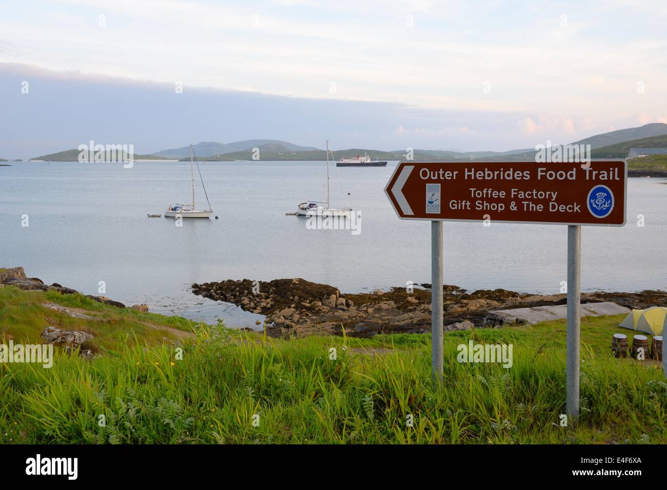 Informations touristiques sur panneau montrant la direction à Outer Hebrides 'Trail' alimentaire Banque D'Images