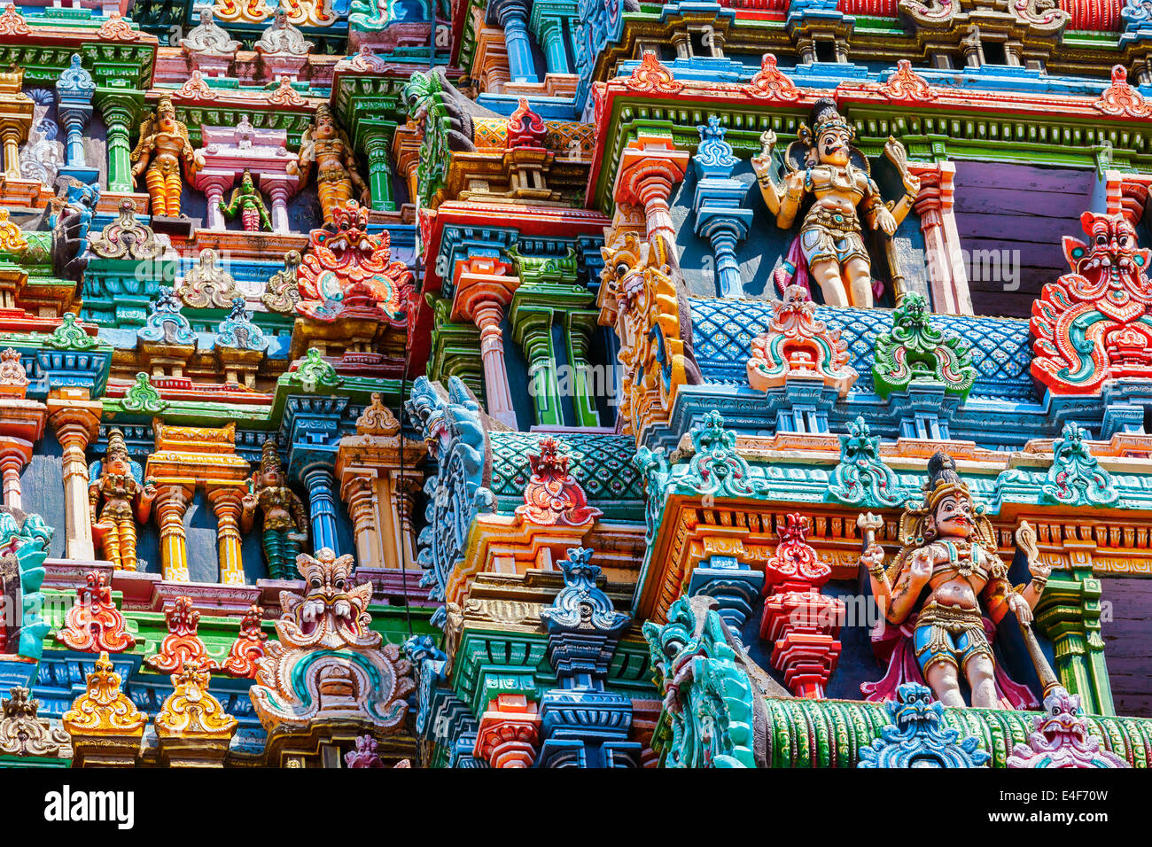 Sculptures sur temple hindou (gopura) tour. Temple Meenakshi, Madurai, Tamil Nadu, Inde Banque D'Images