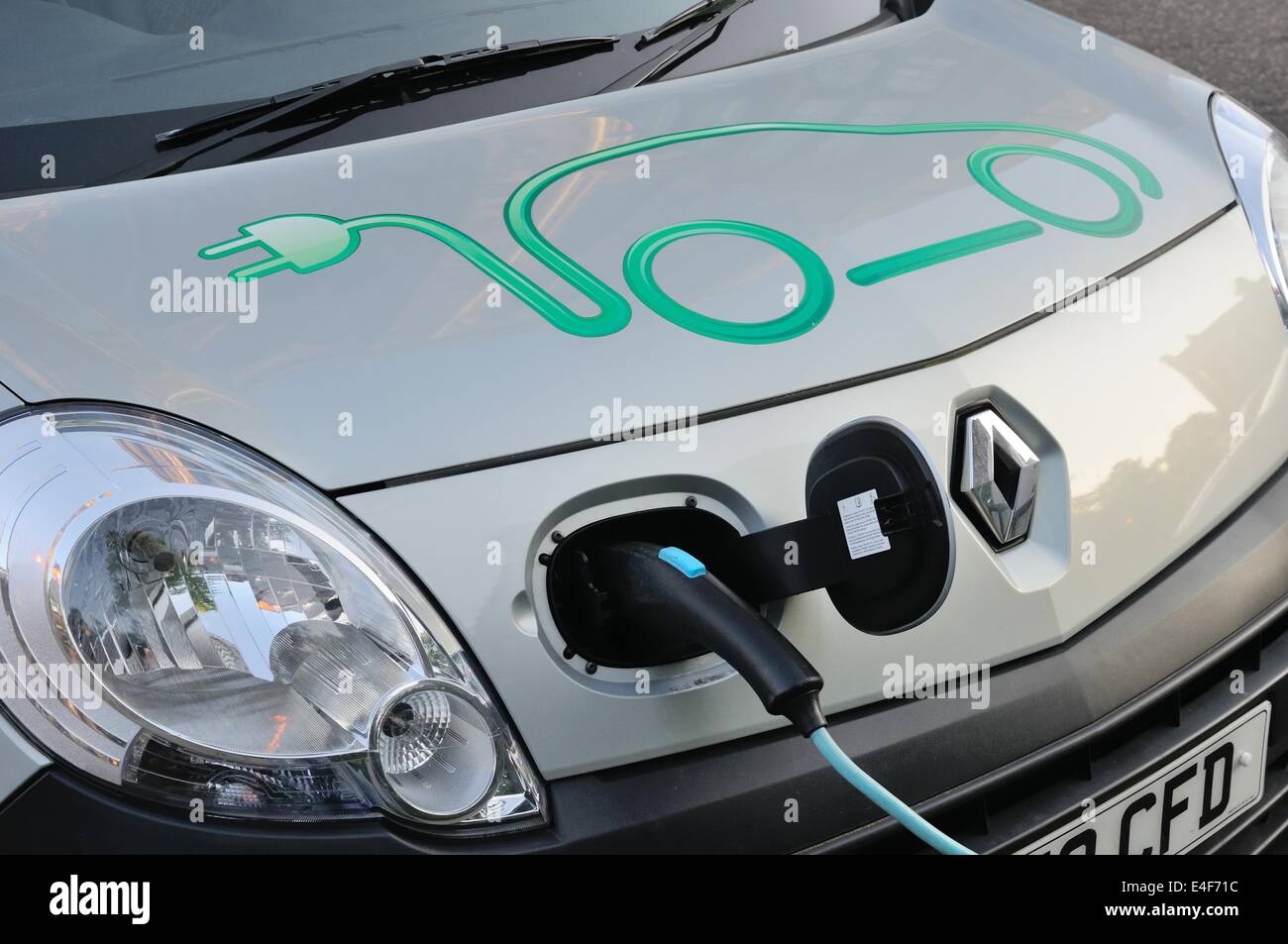 Voiture électrique en cours de charge. Banque D'Images