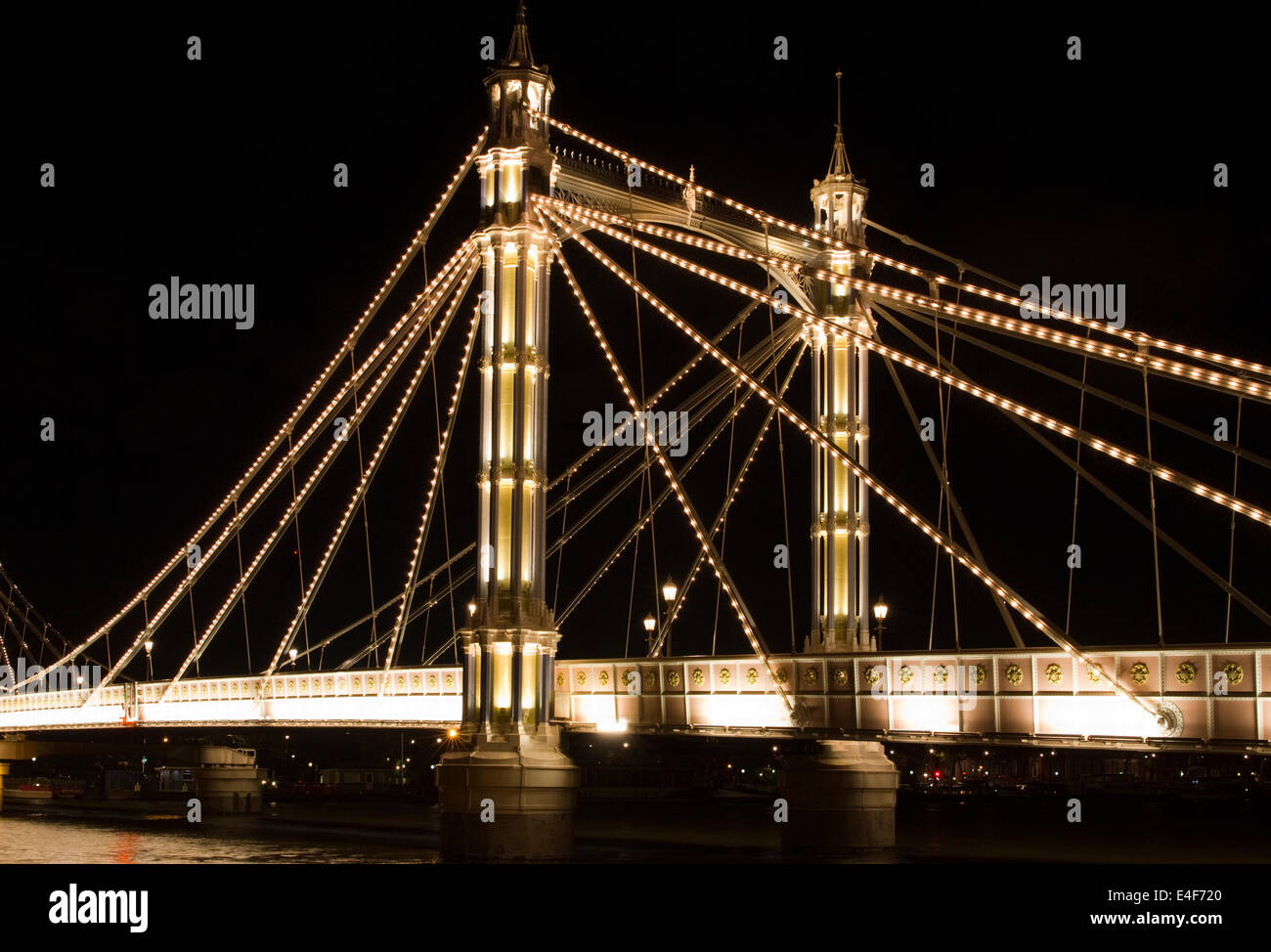 Cette image montre deux des quatre tours en fonte d'Albert Bridge à Londres, Angleterre. Banque D'Images