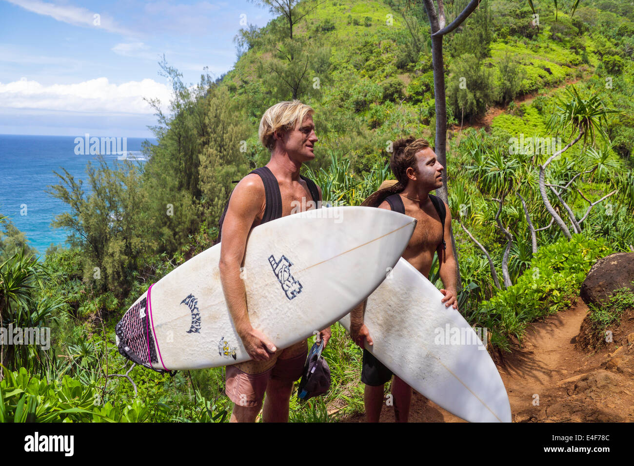 Surfers sur le Kalalau Trail sur Kauai Banque D'Images