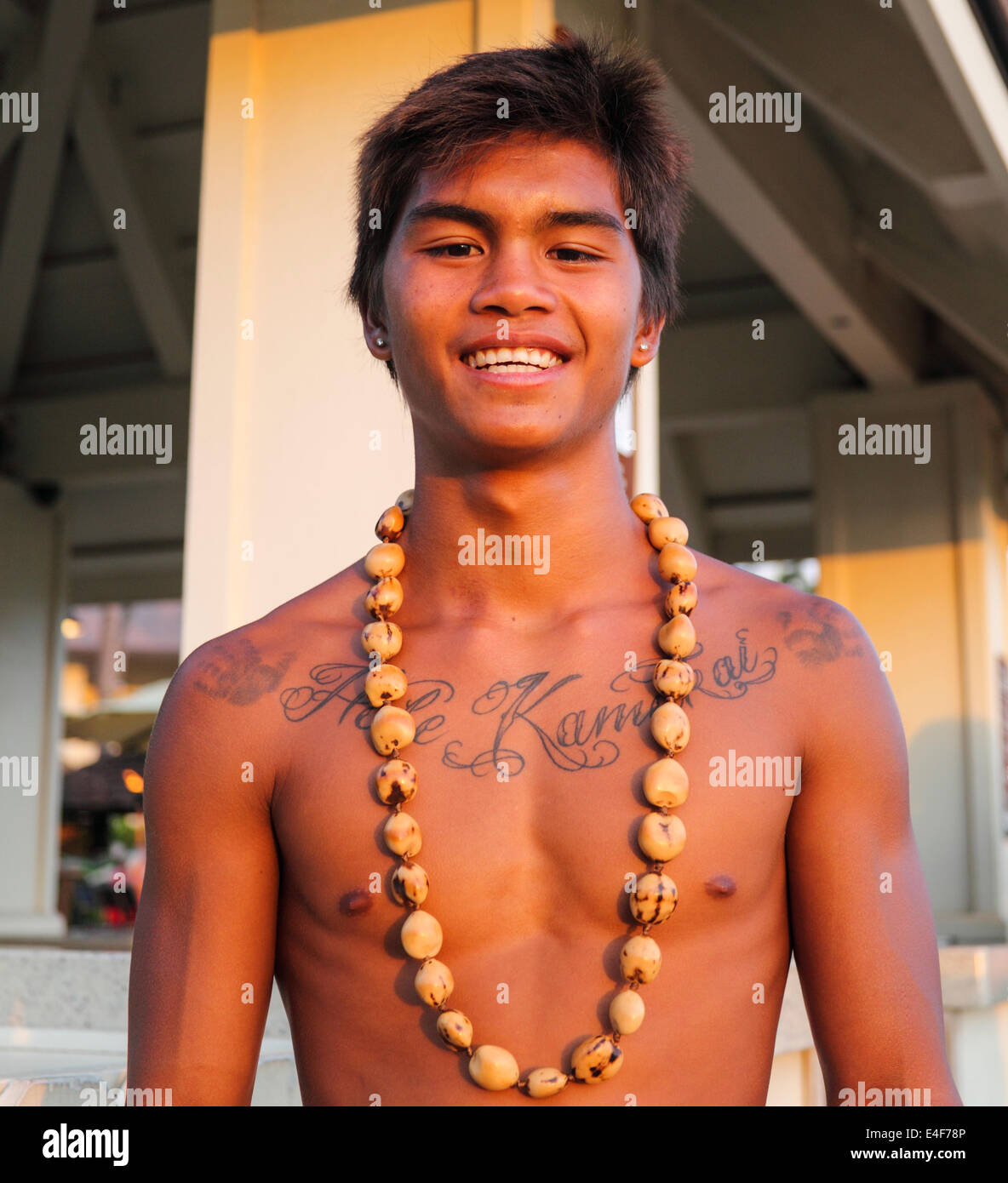 Cliff diver à l'hôtel Sheraton Maui Resort and Spa avant le coucher du soleil et l'éclairage de torche plongée falaise cérémonie à Black Rock Banque D'Images