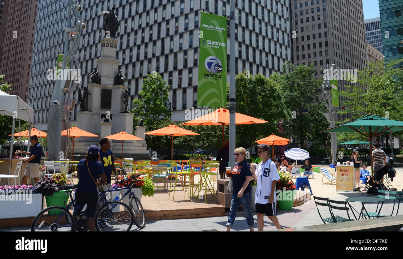 DETROIT, MI - Juillet 6 : Les personnes bénéficiant de la revitalisation du parc Campus Martius à Detroit, MI, le 6 juillet 2014. Banque D'Images