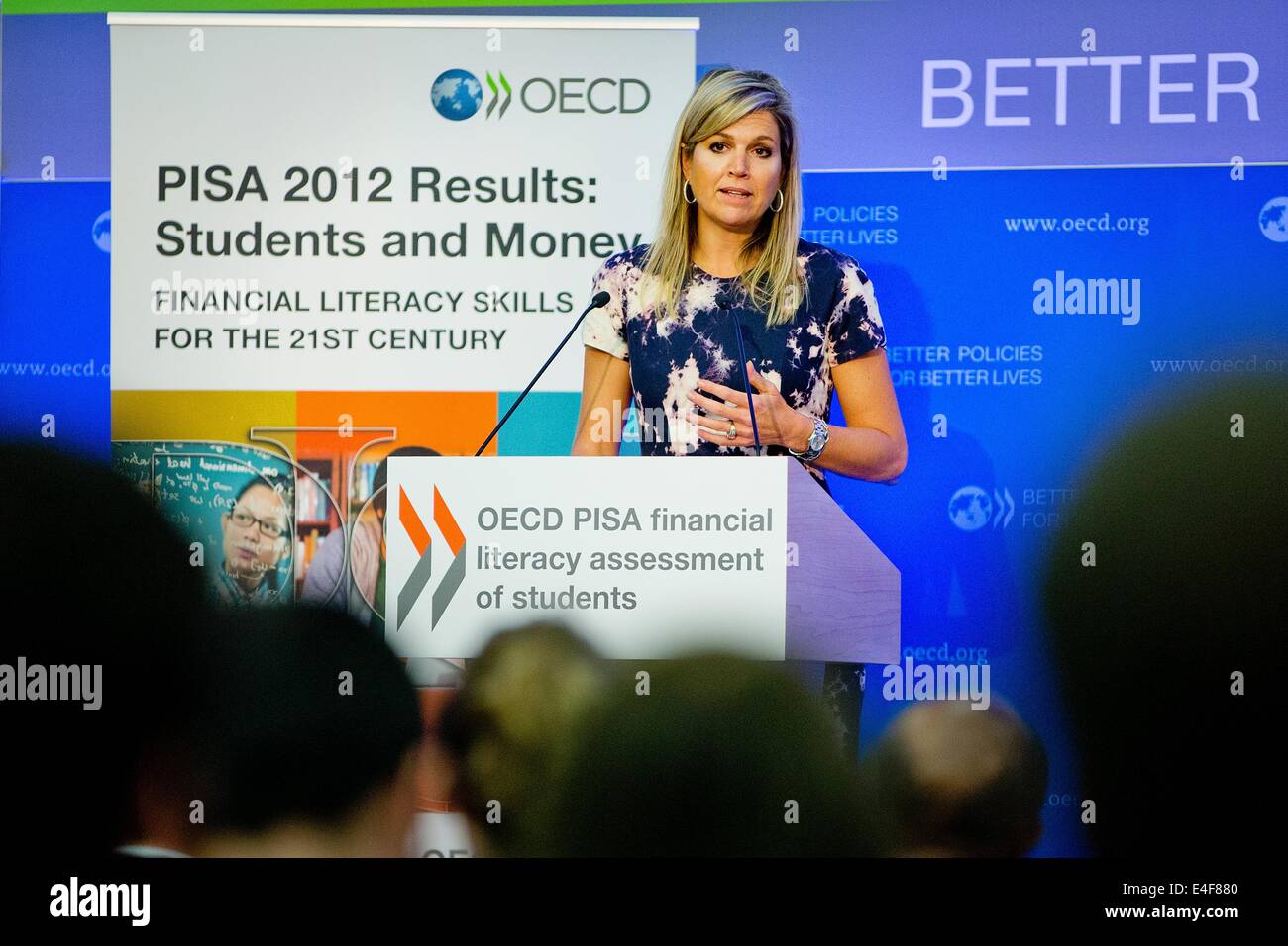Paris, France. 09 juillet 2014. Reine Maxima des Pays-Bas s'occupe du lancement du premier rapport PISA de l'OCDE sur la littératie financière à l'OCDE (Organisation de coopération et de développement économiques) à Paris, France, 9 juillet 2014. Reine Maxima est le Secrétaire général de l ?s avocat spécial pour la finance inclusive pour le développement (UNCDF) et d'honneur de la G20 Partenariat mondial sur l'Inclusion Financière. Photo : Patrick van Katwijk/Pays-Bas ET FRANCE OUT - PAS DE SERVICE DE FIL/dpa/Alamy Live News Banque D'Images