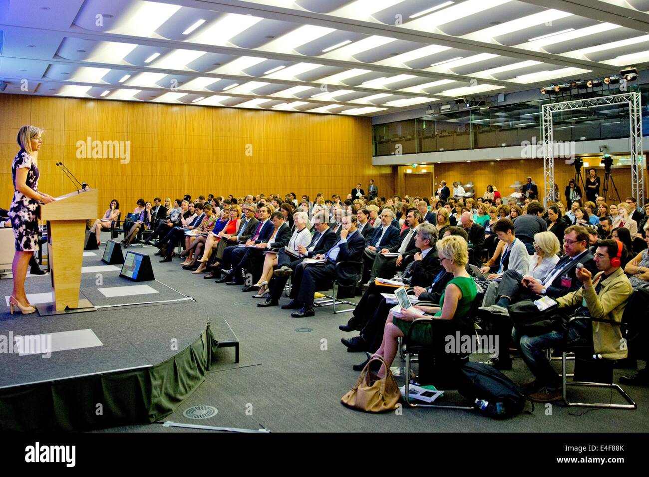 Paris, France. 09 juillet 2014. Reine Maxima des Pays-Bas s'occupe du lancement du premier rapport PISA de l'OCDE sur la littératie financière à l'OCDE (Organisation de coopération et de développement économiques) à Paris, France, 9 juillet 2014. Reine Maxima est le Secrétaire général de l ?s avocat spécial pour la finance inclusive pour le développement (UNCDF) et d'honneur de la G20 Partenariat mondial sur l'Inclusion Financière. Photo : Patrick van Katwijk/Pays-Bas ET FRANCE OUT - PAS DE SERVICE DE FIL/dpa/Alamy Live News Banque D'Images