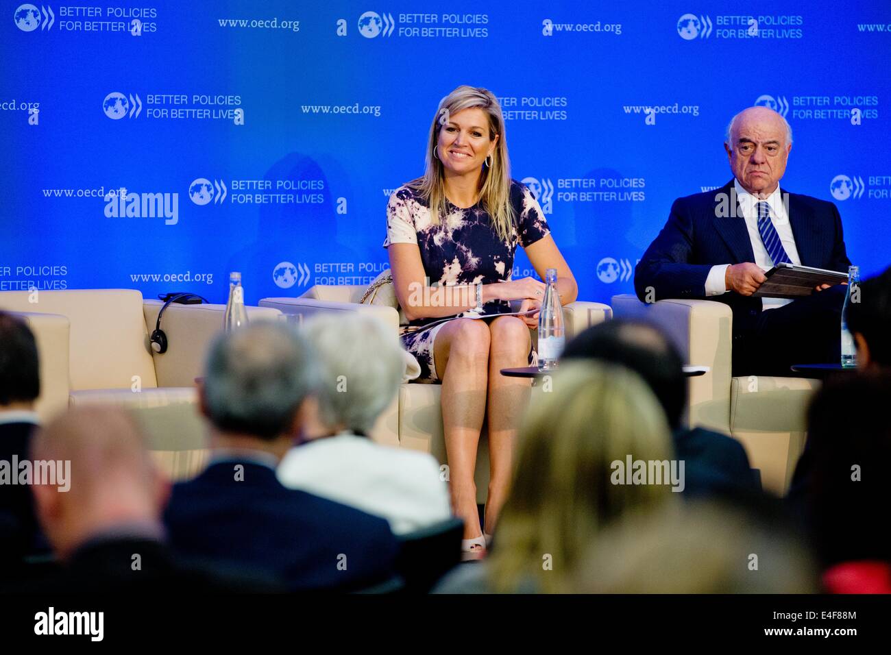 Paris, France. 09 juillet 2014. Maxima la reine des Pays-Bas et Francisco Gonzalez de la Banque Espagnole assister au lancement du premier rapport PISA de l'OCDE sur la littératie financière à l'OCDE (Organisation de coopération et de développement économiques) à Paris, France, 9 juillet 2014. Reine Maxima est le Secrétaire général de l ?s avocat spécial pour la finance inclusive pour le développement (UNCDF) et d'honneur de la G20 Partenariat mondial sur l'Inclusion Financière. Photo : Patrick van Katwijk/Pays-Bas ET FRANCE OUT - PAS DE SERVICE DE FIL/dpa/Alamy Live News Banque D'Images