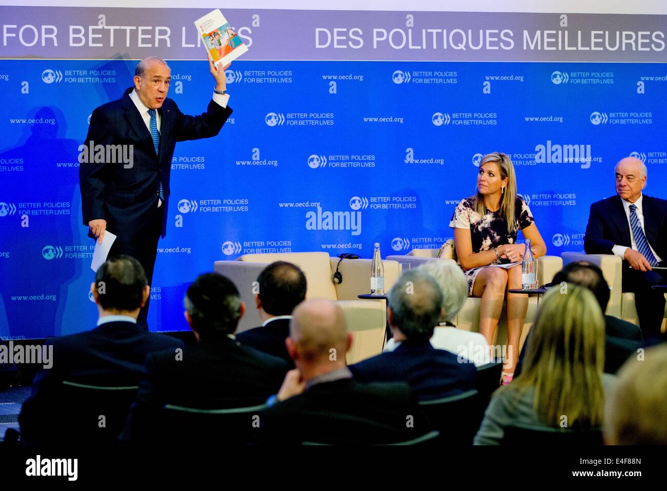 Paris, France. 09 juillet 2014. Maxima la reine des Pays-Bas, le Secrétaire général de l'OCDE Angel Gurria (L) et Francisco Gonzalez de la Banque Espagnole assister au lancement du premier rapport PISA de l'OCDE sur la littératie financière à l'OCDE (Organisation de coopération et de développement économiques) à Paris, France, 9 juillet 2014. Reine Maxima est le Secrétaire général de l ?s avocat spécial pour la finance inclusive pour le développement (UNCDF) et d'honneur de la G20 Partenariat mondial sur l'Inclusion Financière. Photo : Patrick van Katwijk/Pays-Bas ET FRANCE OUT - PAS DE SERVICE DE FIL/dpa/Alamy Live News Banque D'Images