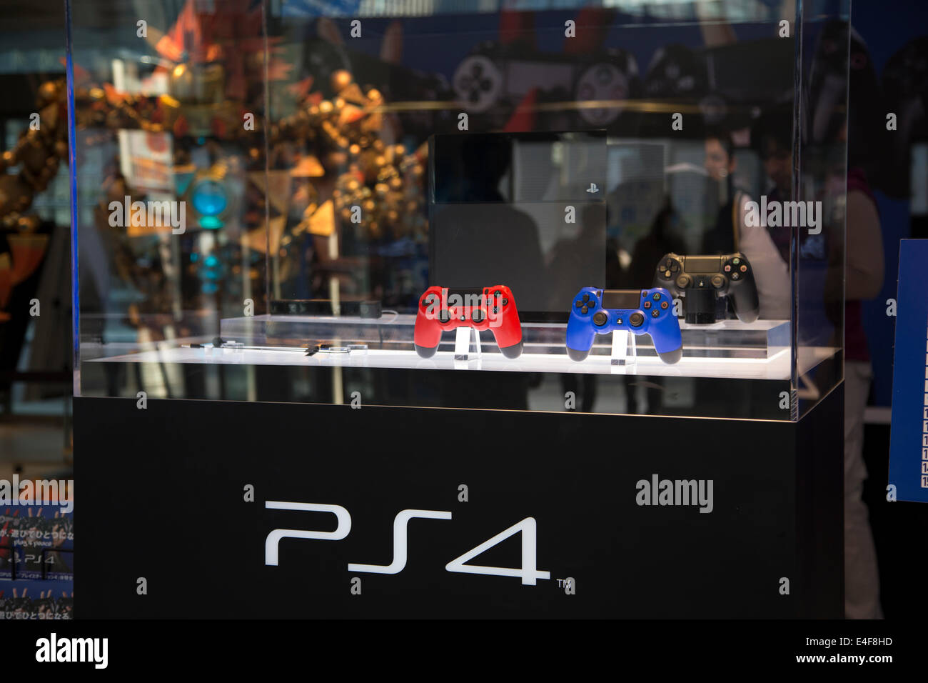 TOKYO, Japon 21 février 2014 -PlayStation 4 console de jeu vidéo présenté au Sony Building, quartier de Ginza à Tokyo. La console Banque D'Images