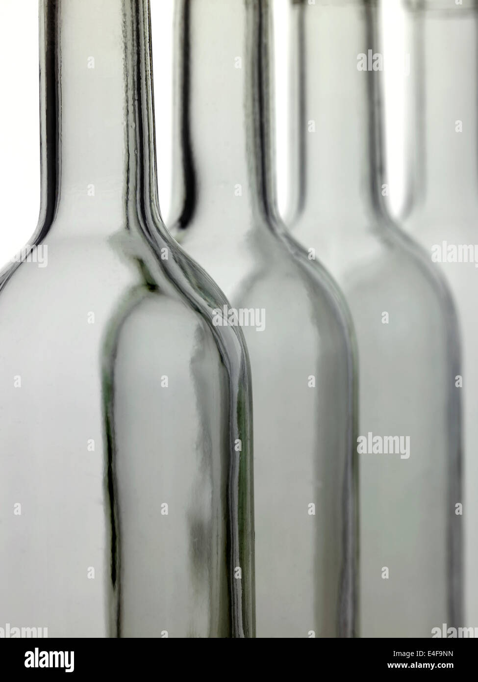 Bouteilles de vin en verre vides Banque de photographies et d’images à haute résolution Alamy