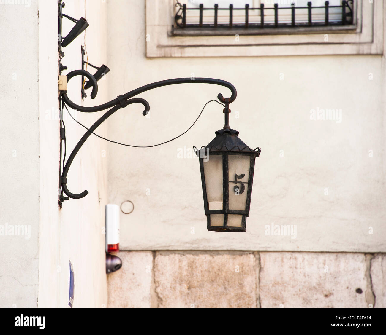 Un mur de lumière avec le nombre 5 est suspendu à l'extérieur d'un établissement à Cracovie. Banque D'Images