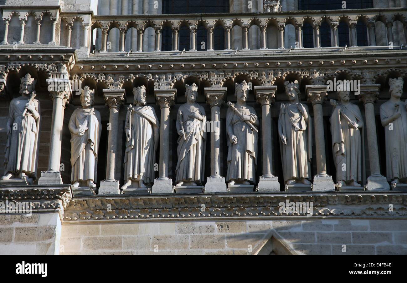 C'est une photo d'un détail de Notre-Dame de Paris en France. c'est les statues de saints différents du pape ou passé religieux personnes Banque D'Images
