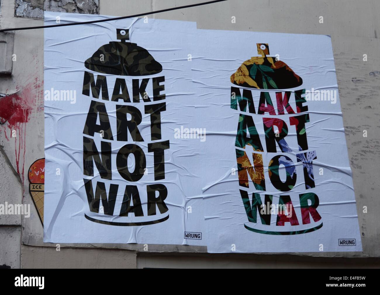 C'est une photo de deux affiches d'art de rue à Paris en France : Make Art not War Banque D'Images