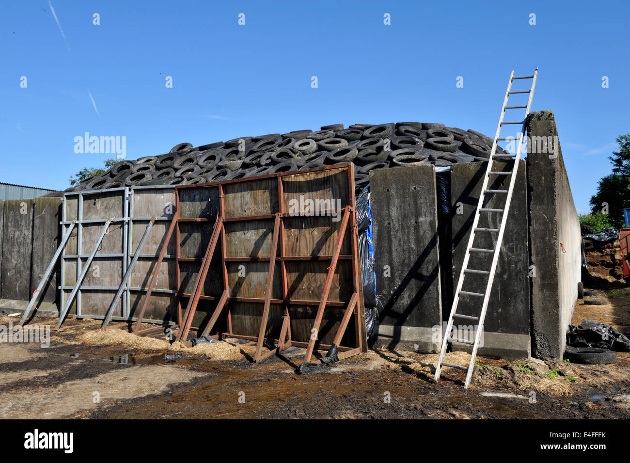 Cour de ferme le collier d'ensilage, Pembrokeshire, Pays de Galles, Royaume-Uni Banque D'Images