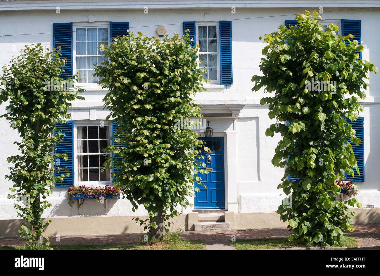 La Maison Blanche, double façade maison d'époque avec des volets bleus Burwash, East Sussex, Angleterre, Royaume-Uni Banque D'Images