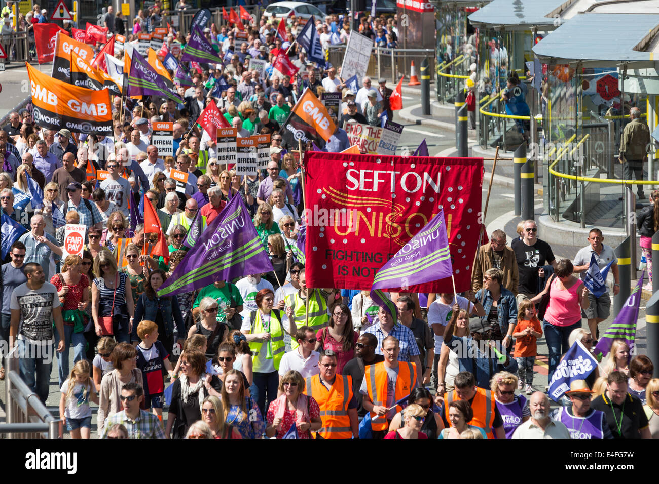 Liverpool, Royaume-Uni. 10 juillet, 2014. Des milliers de personnes ont défilé dans le centre-ville de Liverpool pour coïncider avec une grève du secteur public qui devrait voir plus d'un million de travailleurs du secteur public à travers le Royaume-Uni marche sur la grève, le Jeudi, Juillet 10, 2014, dans une ligne plus de payer. Un certain nombre de syndicats, y compris les PC et l'écrou s'est joint à la grève à Liverpool qui a vu presque chaque école a fermé à Liverpool ainsi que les musées, les bibliothèques et les tribunaux sont aussi fermées pour la journée. Crédit : Christopher Middleton/Alamy Live News Banque D'Images