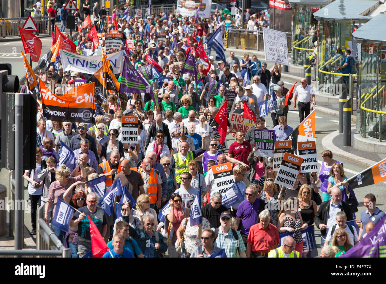 Liverpool, Royaume-Uni. 10 juillet, 2014. Des milliers de personnes ont défilé dans le centre-ville de Liverpool pour coïncider avec une grève du secteur public qui devrait voir plus d'un million de travailleurs du secteur public à travers le Royaume-Uni marche sur la grève, le Jeudi, Juillet 10, 2014, dans une ligne plus de payer. Un certain nombre de syndicats, y compris les PC et l'écrou s'est joint à la grève à Liverpool qui a vu presque chaque école a fermé à Liverpool ainsi que les musées, les bibliothèques et les tribunaux sont aussi fermées pour la journée. Crédit : Christopher Middleton/Alamy Live News Banque D'Images