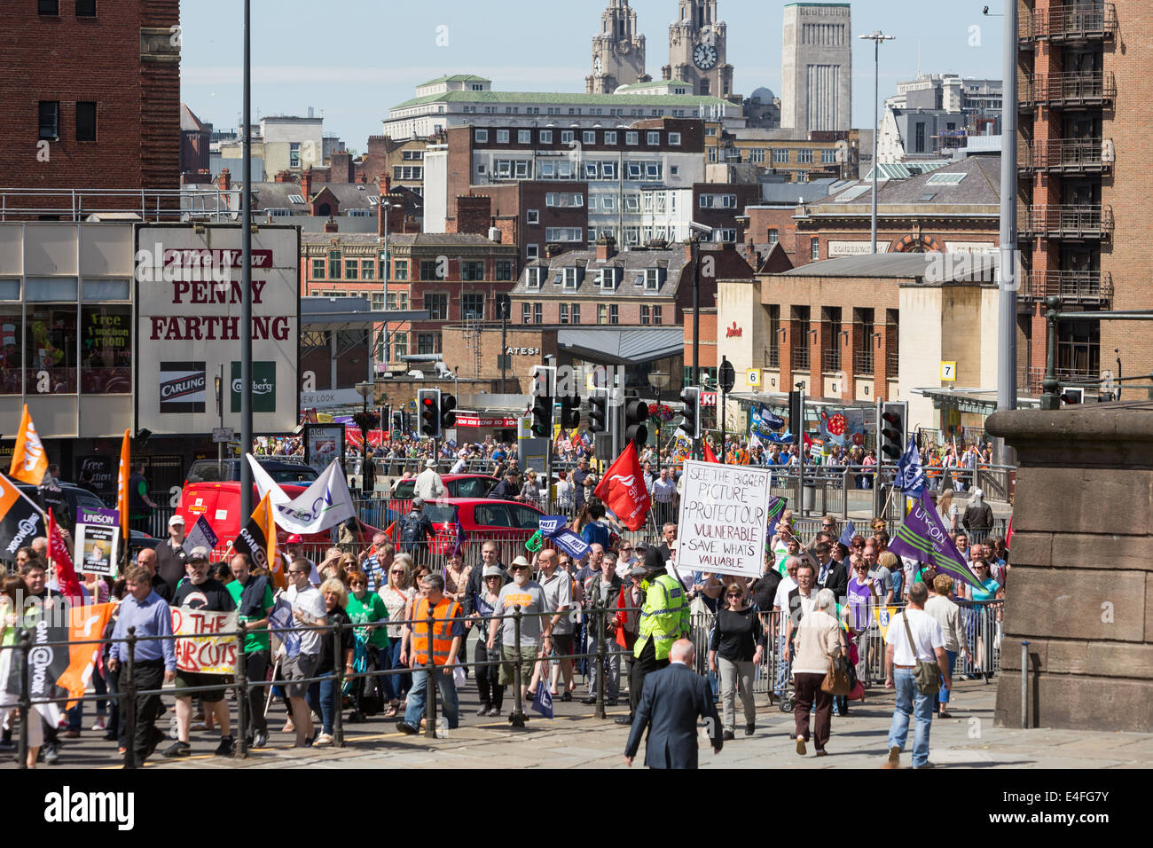 Liverpool, Royaume-Uni. 10 juillet, 2014. Des milliers de personnes ont défilé dans le centre-ville de Liverpool pour coïncider avec une grève du secteur public qui devrait voir plus d'un million de travailleurs du secteur public à travers le Royaume-Uni marche sur la grève, le Jeudi, Juillet 10, 2014, dans une ligne plus de payer. Un certain nombre de syndicats, y compris les PC et l'écrou s'est joint à la grève à Liverpool qui a vu presque chaque école a fermé à Liverpool ainsi que les musées, les bibliothèques et les tribunaux sont aussi fermées pour la journée. Crédit : Christopher Middleton/Alamy Live News Banque D'Images