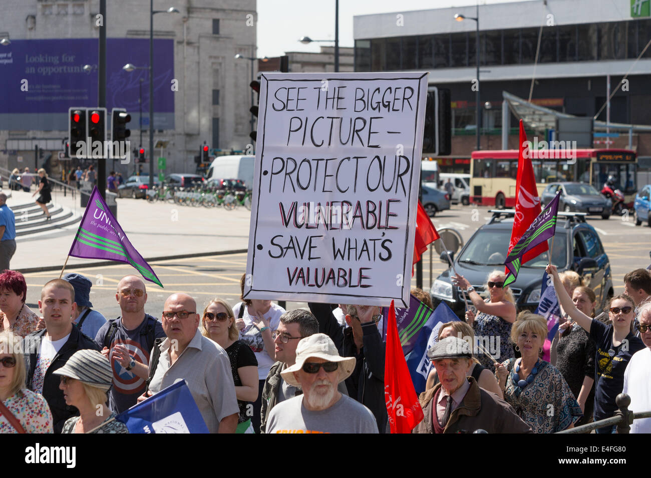 Liverpool, Royaume-Uni. 10 juillet, 2014. Des milliers de personnes ont défilé dans le centre-ville de Liverpool pour coïncider avec une grève du secteur public qui devrait voir plus d'un million de travailleurs du secteur public à travers le Royaume-Uni marche sur la grève, le Jeudi, Juillet 10, 2014, dans une ligne plus de payer. Un certain nombre de syndicats, y compris les PC et l'écrou s'est joint à la grève à Liverpool qui a vu presque chaque école a fermé à Liverpool ainsi que les musées, les bibliothèques et les tribunaux sont aussi fermées pour la journée. Crédit : Christopher Middleton/Alamy Live News Banque D'Images