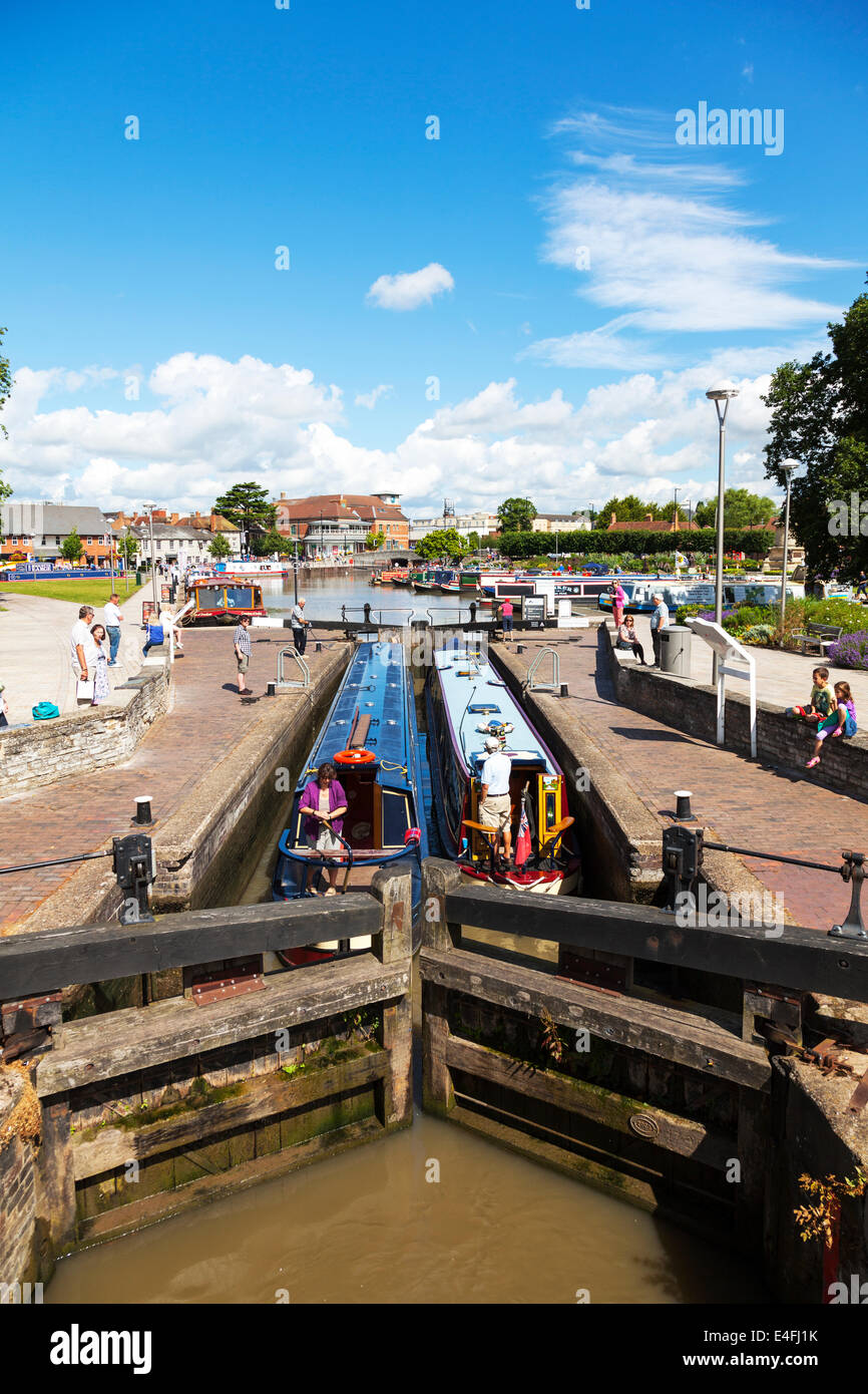 Barge Barges bateau bateaux étroits dans lock Avon Stratford upon Avon Cotswolds UK Angleterre Banque D'Images