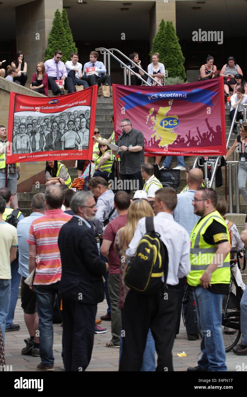 Buchanan Street, Glasgow, Écosse, Royaume-Uni, 10 juillet 2014. Un rassemblement syndical PCS (public and commercial Services) le jour d'une grève pour protester contre les réductions de salaires, de pensions, d'emplois et de dépenses Banque D'Images