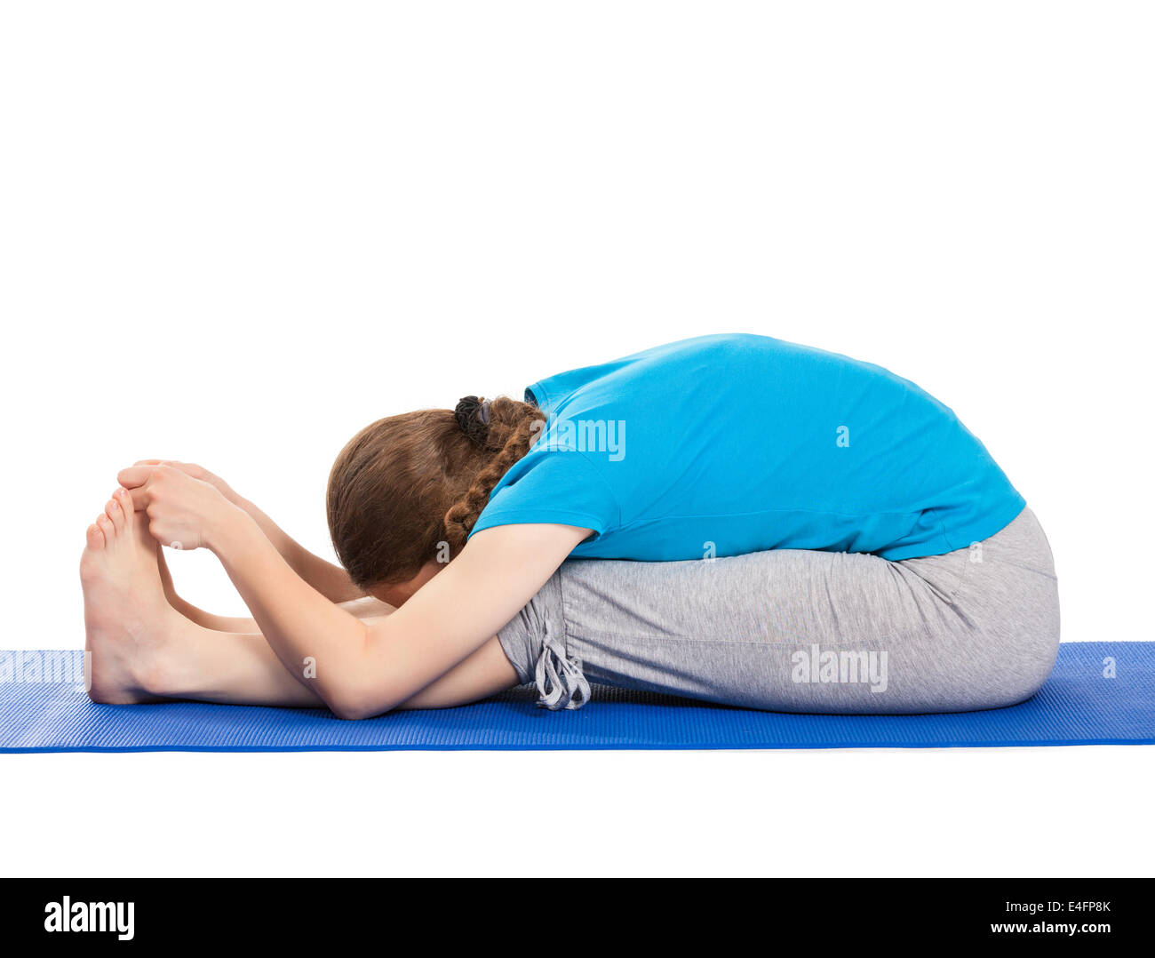 Yoga - belle jeune femme svelte professeur de yoga faisant assis vers l'avant ou intense Étirement dorsal (Paschimotta asana posent Banque D'Images